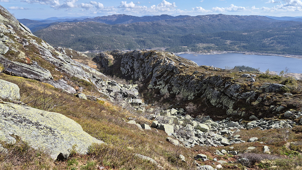 Fra returen, hvor vi er tilbake på stien og snart skal følge dalsøkket like nedenfor. Stien går så på høyre side av myra og det vesle tjernet man ser litt lengre bak til venstre. Det store vannet til høyre er Bonsvatn.