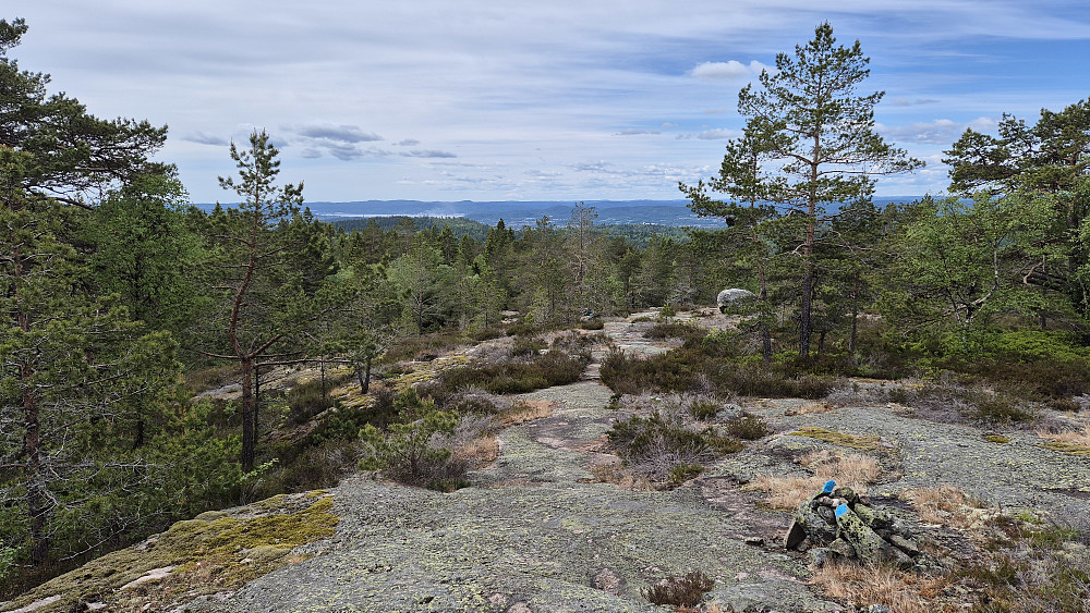 På drøyt 350 meters høyde hvor stien går over en del nakent berg og skogen åpner seg. Her ser vi tilbake mot sørvest.