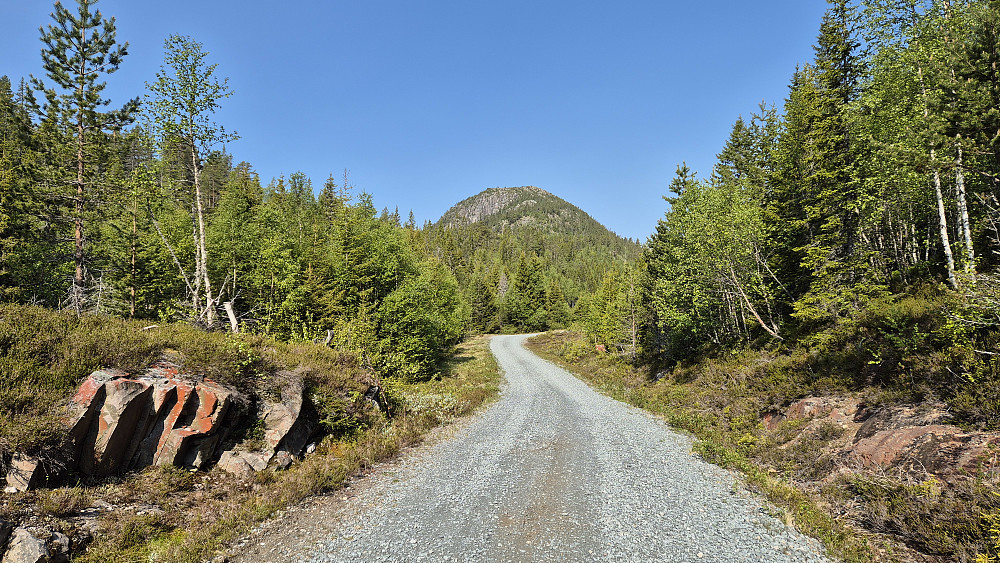 Raudbergnuten (949) stikker opp i bakgrunnen.