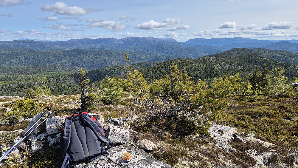 På toppen av Raudbergnuten (949). Utsikt mot nordøst. Den tydelige u-dalen langt bak og litt til høyre, er Grunningsdalen på Lifjell. Gaustatoppen ses så vidt bakerst og helt til venstre i bildet.