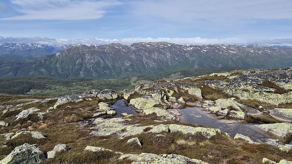 Utsikt mot vest fra toppen av Stavslinuten (1154). Fjellet i bakgrunnen midt i bildet, er Rautefjell med Steinnuten (1360) som høyeste topp.
