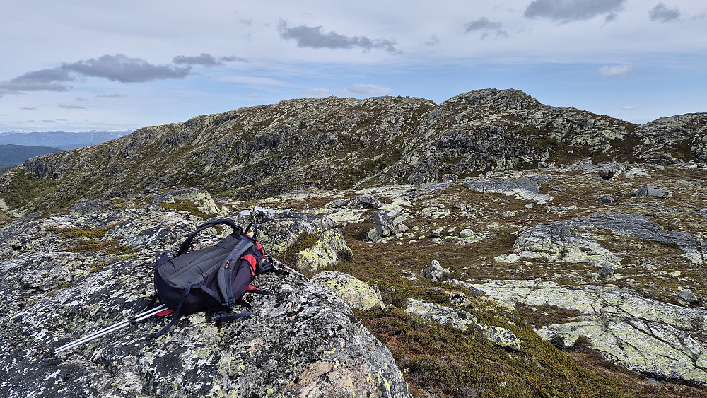 Sekken min ligger på toppen av Bessefjell Sørvest (1116). I bakgrunnen er Stavslinuten (1154).