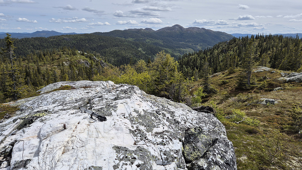 Toppen av Skromenuten Øst (974) besto av mye hvitt fjell. Det markerte fjellet bak og litt til høyre, er Stavslinuten (1154), som jeg hadde besøkt tidligere på dagen.