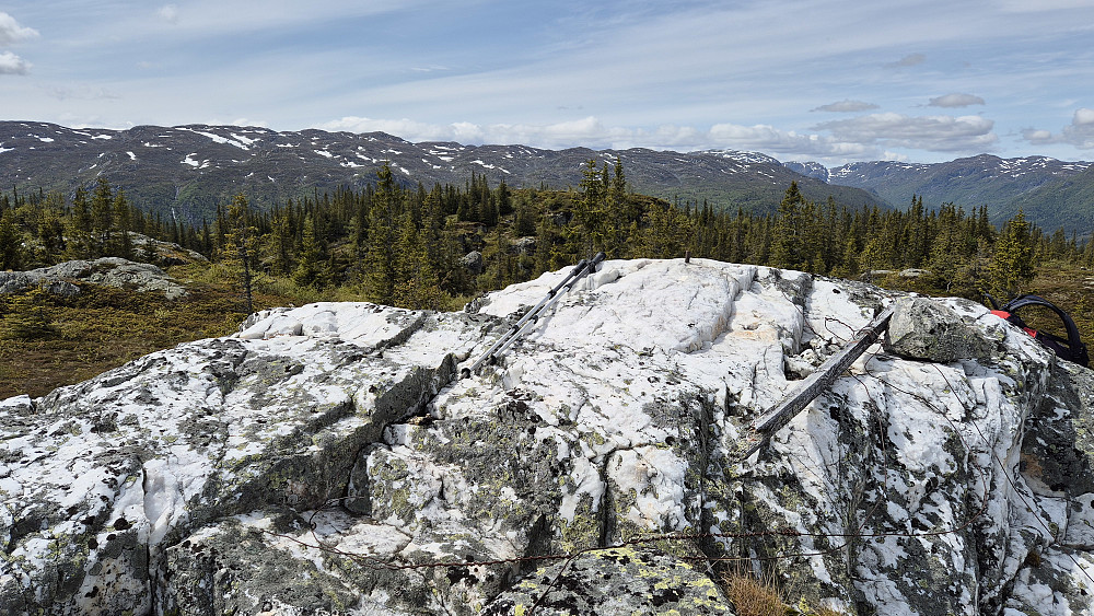 Mye hvitt berg på toppen av Skromenuten Øst (974). Og noen rester av vaiere og treverk. Den nærmeste haugen bak, og like over stavene mine, er høyeste Skromenuten (974). Den var neste turmål.