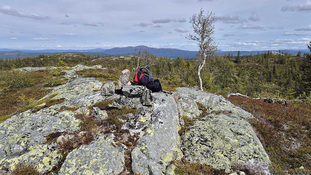 Ikke rare toppvarden på Skromenuten (974). 6-7 steiner var skrapet sammen der høyeste punkt var. Så ikke ut til å være en mye besøkt topp dette. Utsikt mot nordøst. Fjellet langt bak og rett over sekken min, er Vehuskjerringi (1355).