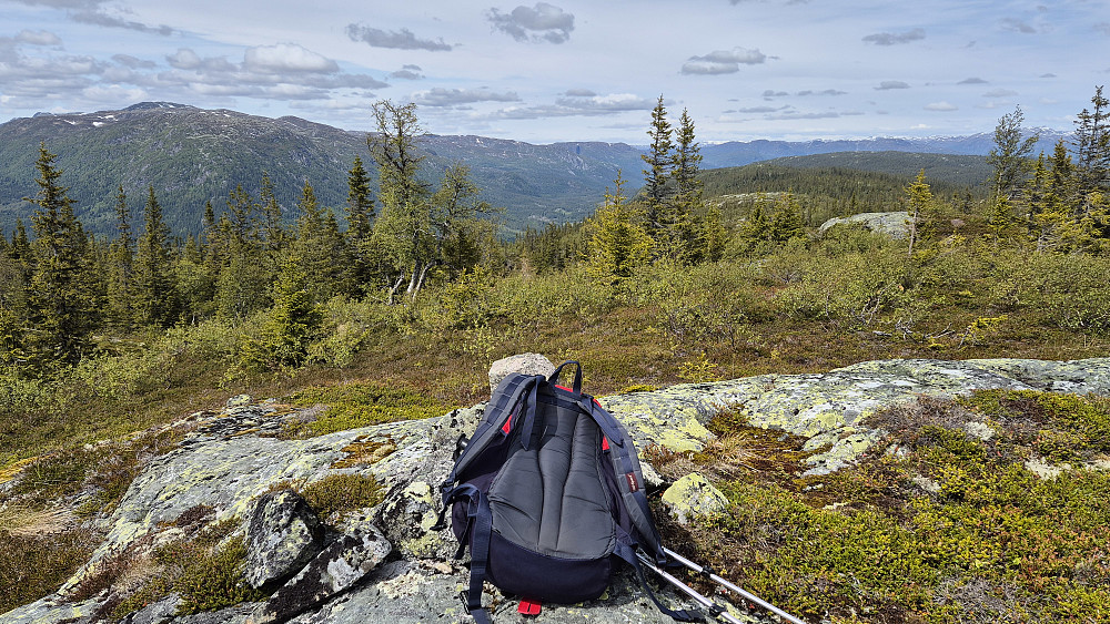 På toppen av Skromenuten (974). Utsikt mot nord/nordvest. Fjellet bak til venstre er Ormeggine (1379).