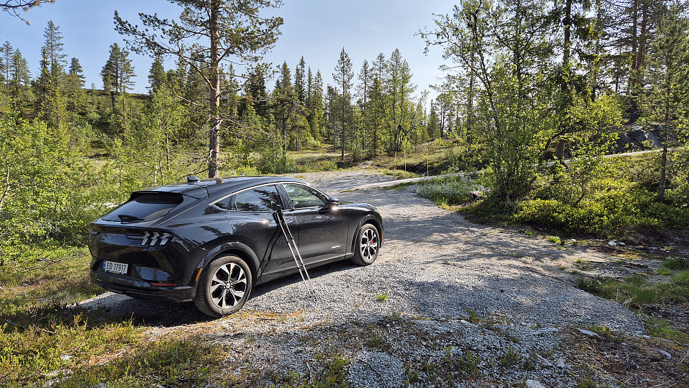 Parkeringslomma hvor jeg satte igjen bilen. Breivassvegen var fin å kjøre på inn hit. Mange parkeringslommer langs denne veien, men de aller fleste tilhører hytter, og da unngår jeg helst de. På andre siden av Breivassvegen, midt i bildet, er det også en parkeringsplass. Men den er tilknyttet et par hytter.