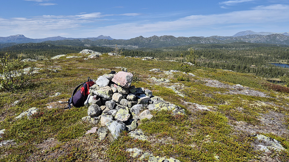 Toppvarden på Lislefjell (972). Utsikt mot nordvest. Gaustatoppen (1883) ses bakerst og langt til høyre i bildet, mens Brattefjell (1540) er lengst til venstre. Det markerte fjellet bakerst og rett over toppvarden, er Vindeggen (1516).