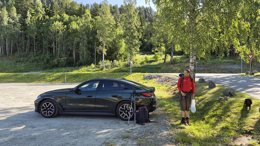 Øyvind og Aila klare for langtur fra parkeringsplassen.