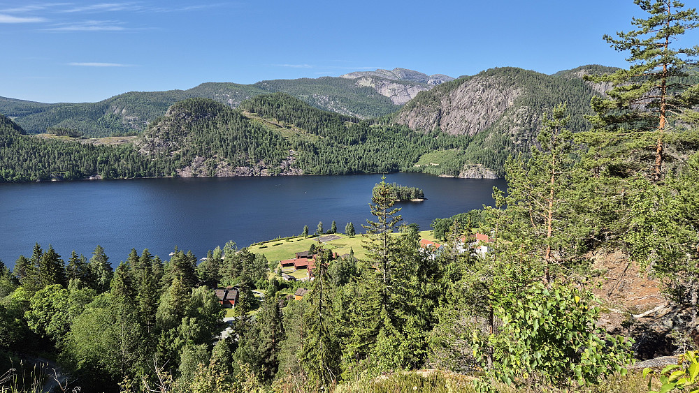 Utsikt mens vi rusler oppover den svingete Kleivstaulvegen. Vannet nedenfor er Sundkilen. Bakerst og nokså midt i bildet ses Roholtfjellet.