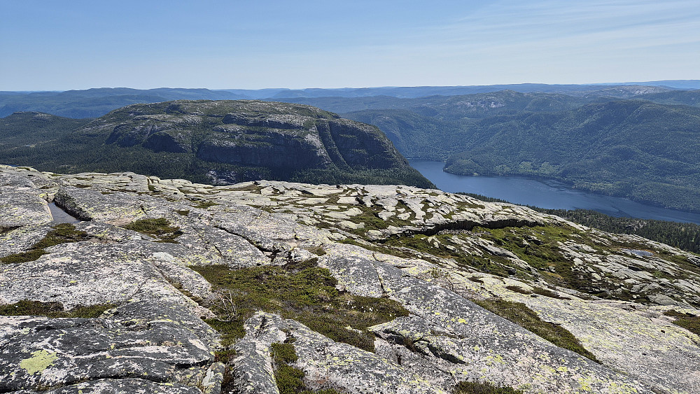 Utsikt mot sør/sørøst fra toppen av Mannslagarnuten (1074). Toppen med de bratte sidene litt til venstre i bildet, er Brakandalsfjellet (944). Vannet langt der nede til høyre, er Kviteseidvatnet.
