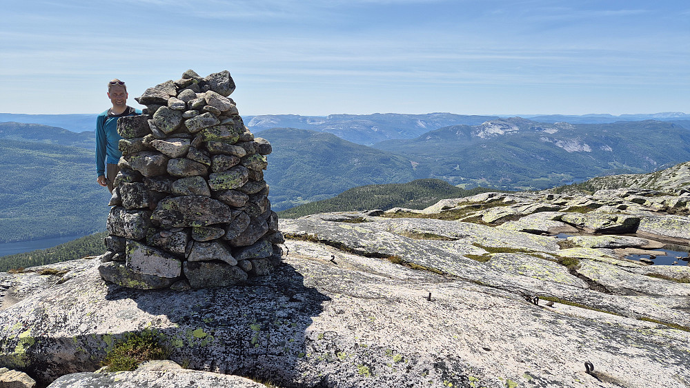 Øyvind og toppvarden på Mannslagarnuten (1074). Utsikt mot sørvest.
