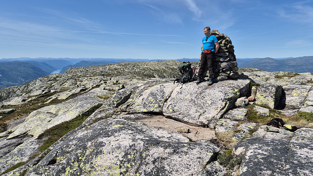 På toppen av Mannslagarnuten (1074). Utsikt mot vest/nordvest. Den slake, svabergpregede høyden litt lengre bak midt i bildet, er Hestestodnuten (1066).