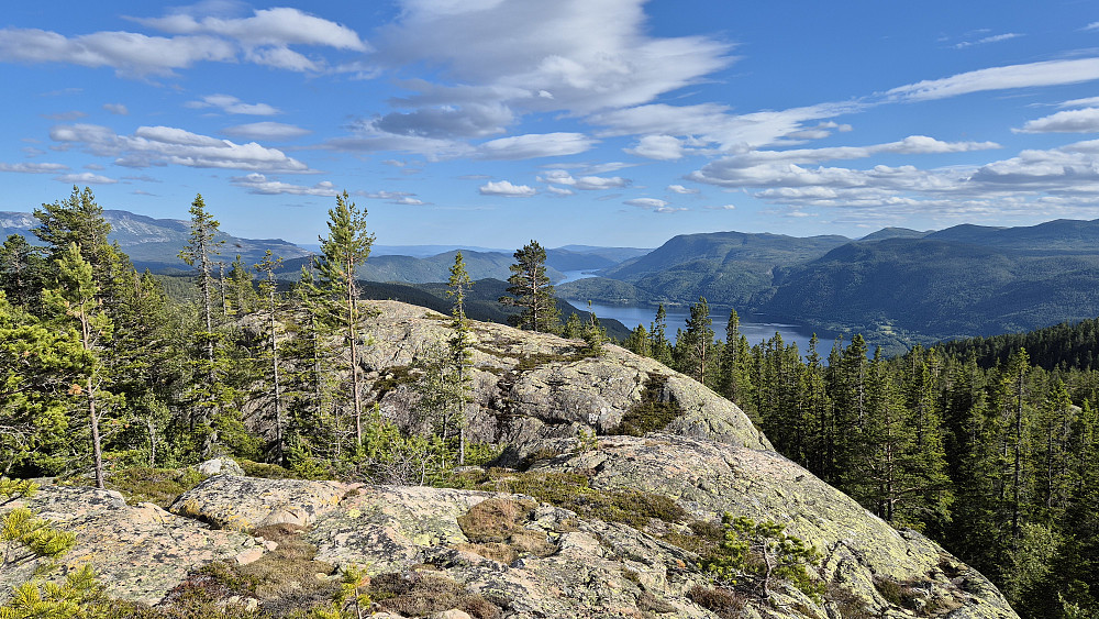 Fantastisk utsikt sørover fra trig.punktet på Snaunuten. Vannet langt der nede er Tinnsjå, og i venstre bildekant ser vi Blefjell helt bakerst.