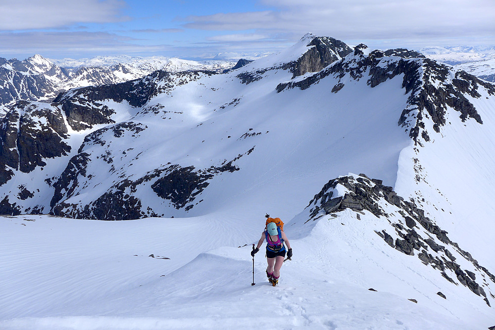 På vei opp eggen til skitoppen