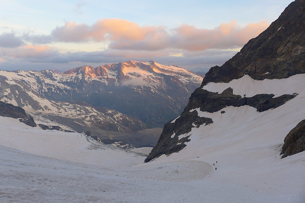 Sunrise on the glacier, view westwards