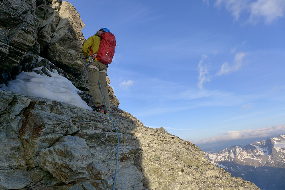 The initial rock ridge above the Fuorcla Prievlusa