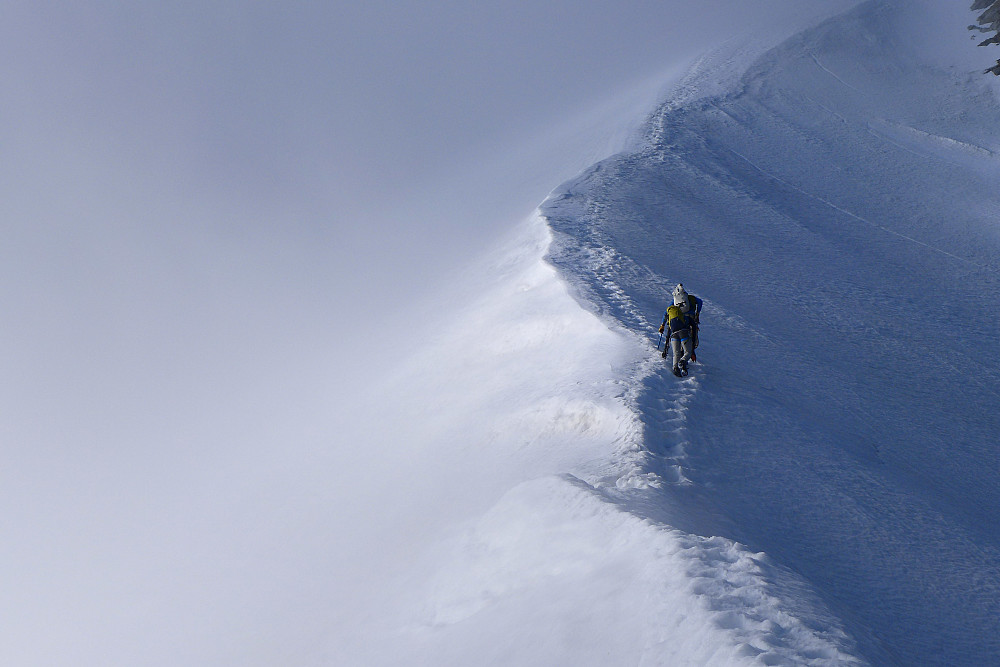 Lower part of the snow ridge