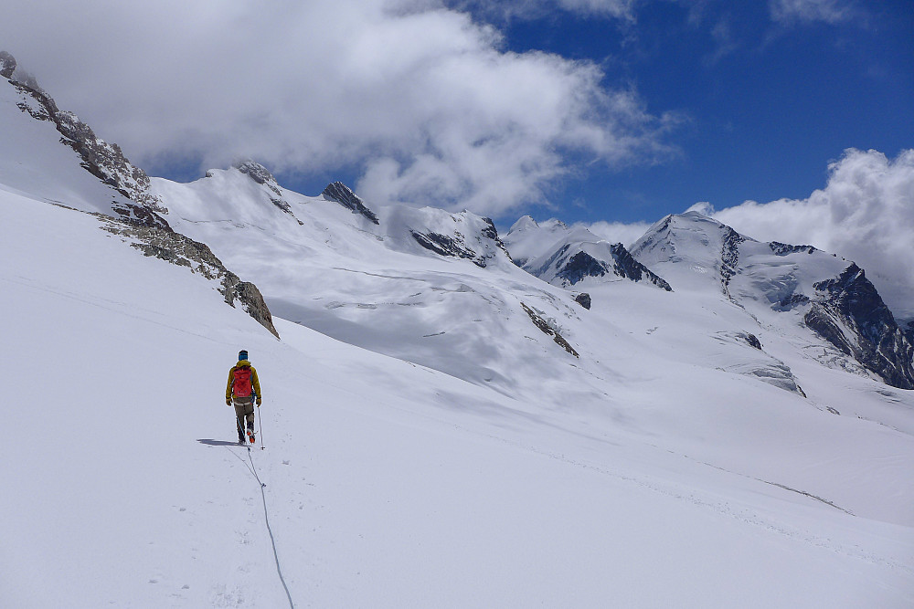 Walking across to Castor from the Klein Matterhorn