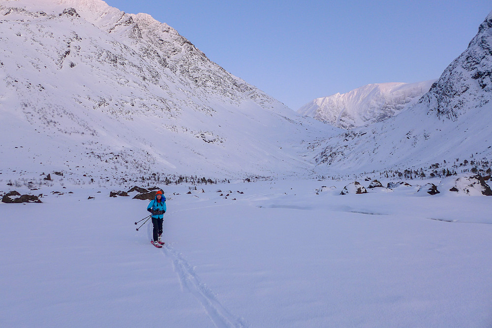 En oppgitt Innika på tur ut av Fugldalen, med en ski som løsner seg med jevnt mellomrom...