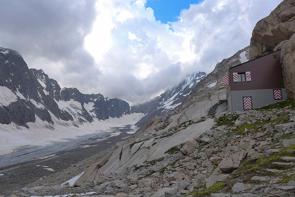 The Aar bivouac hut at 2731m, situated on the east side of the Strahlegg-gletscher