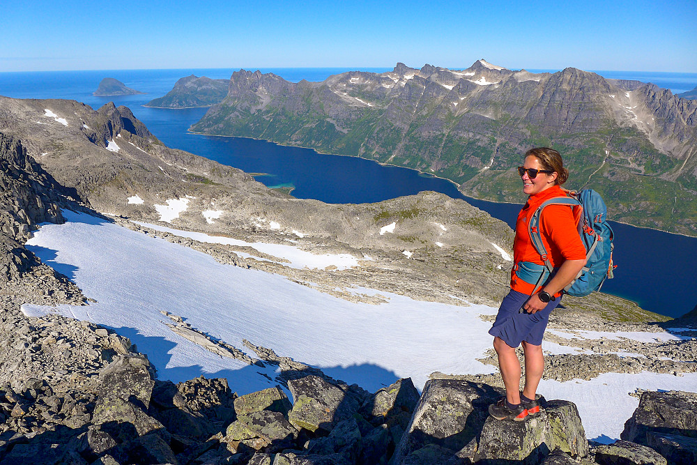 Emily på toppen av Storsteinnestinden #2 med Ersfjorden bak