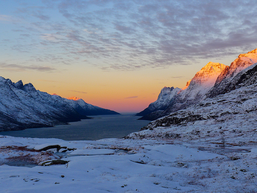 Sola er nettopp kommet opp på fjelltoppene rundt Ersfjorden