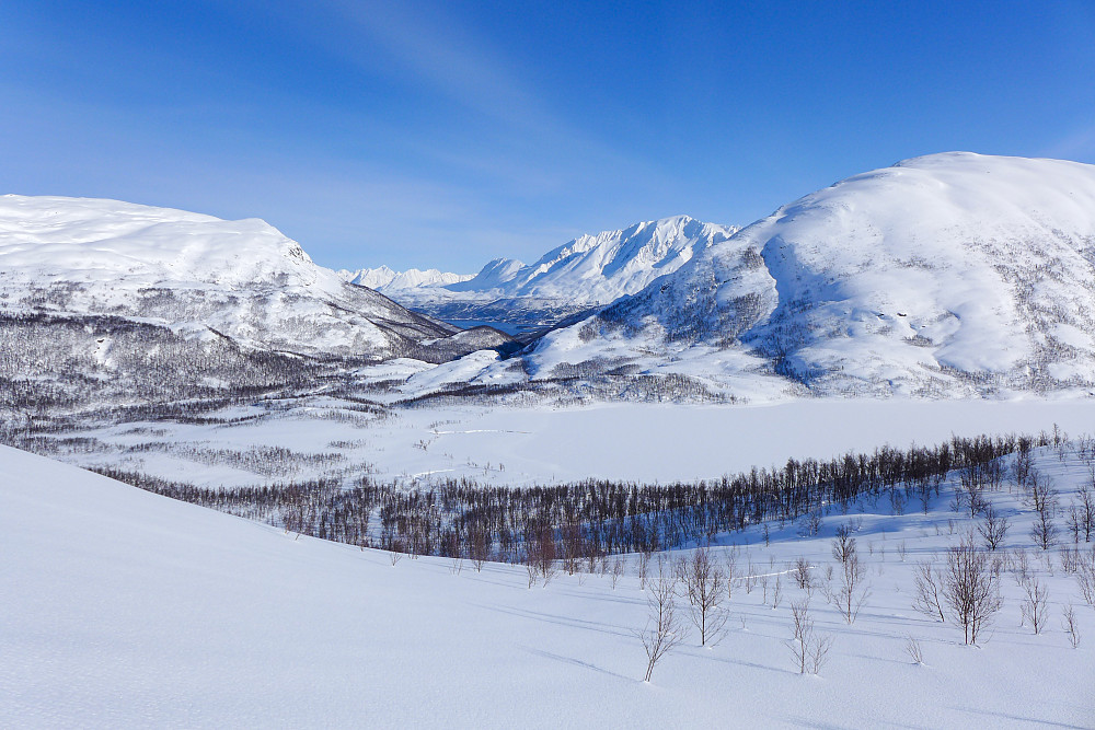 Utsikten bak oss mot Lyngen i øst