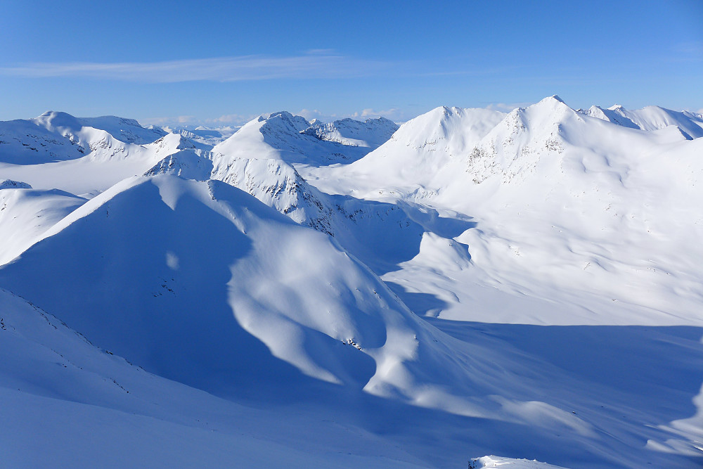 Utsikten nordover fra toppen. Det finnes masse fine skifjell på fastlandet!
