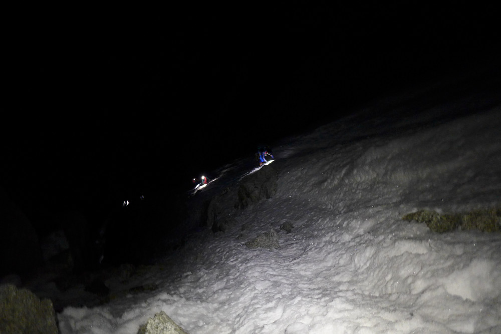 Distant headtorches making their way up the couloir