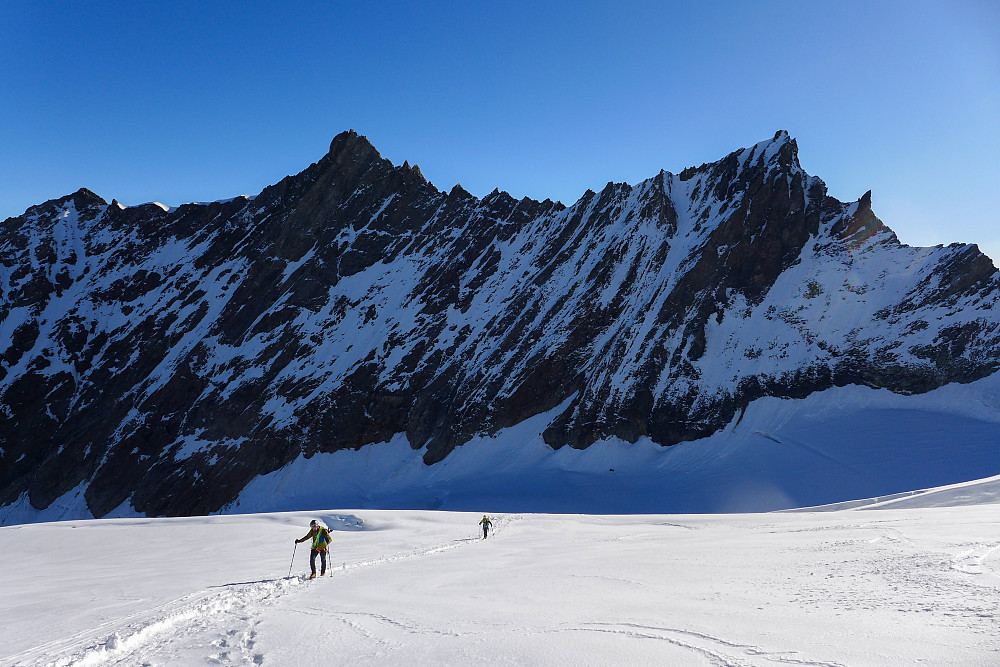 Views across to the Lenzspitze and Nadelhorn