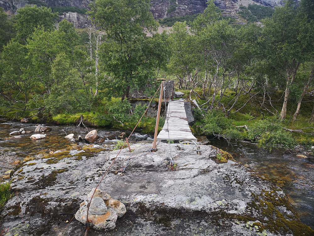 Brua over elva mot hytta i Roksbotn som jeg ikke traff på tur oppover