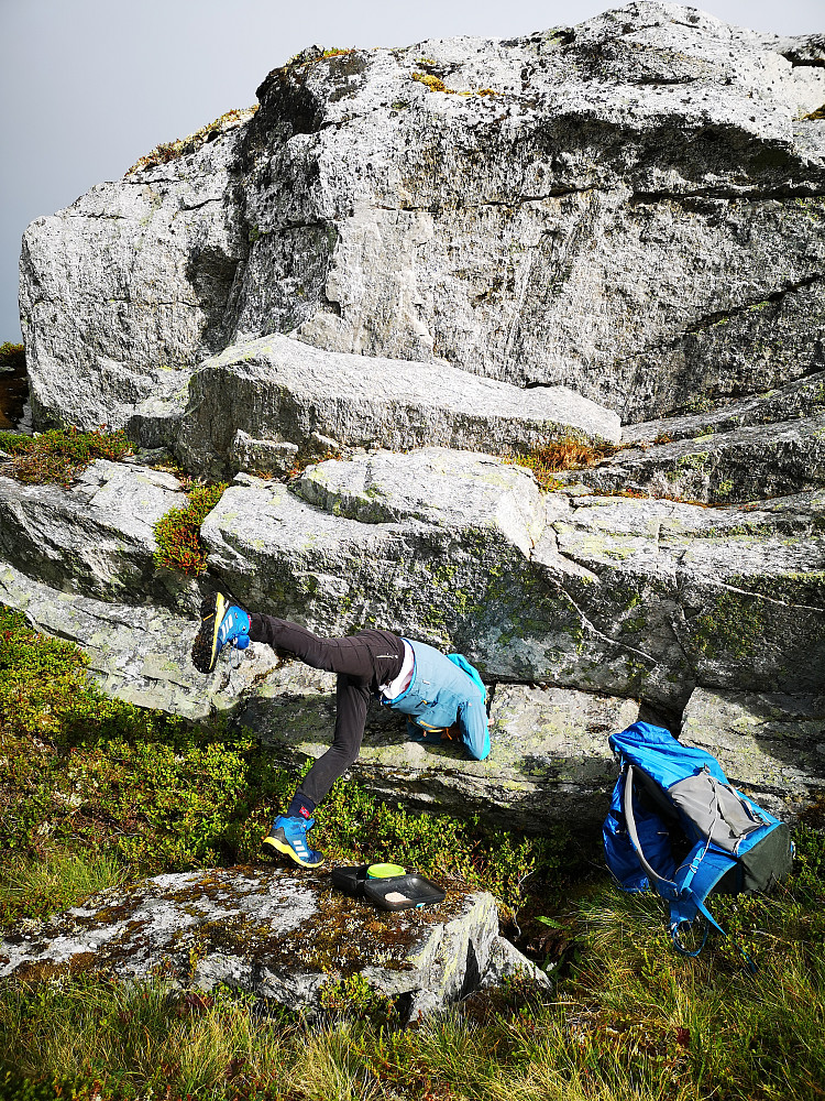 Vinjar utøver litt yoga ved toppen 