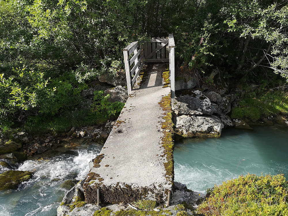 Brua over Frudalselvi like ved parkeringen