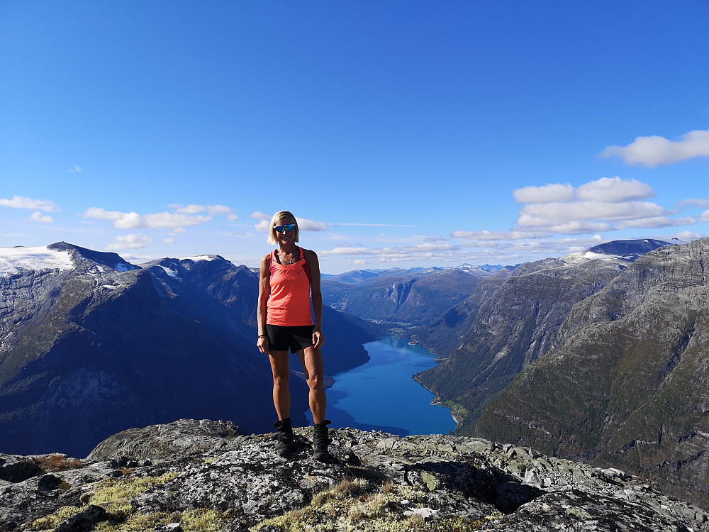 En fornøyd Lise med utsøkt utsikt mot Lodalen