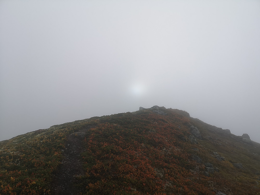 Kortvarig gløtt av sol mot Geitanosi,akkurat som yr hadde lova kl 17, men det varte desverre ikke lenge