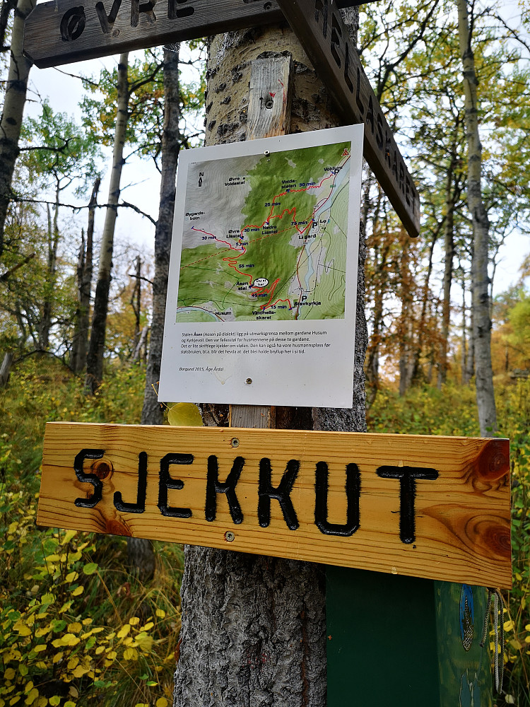 Sjekkutpunkt ved Åsen, her er alle tre stiene inntegnet, også den gjengrodde varianten jeg fulgte oppover