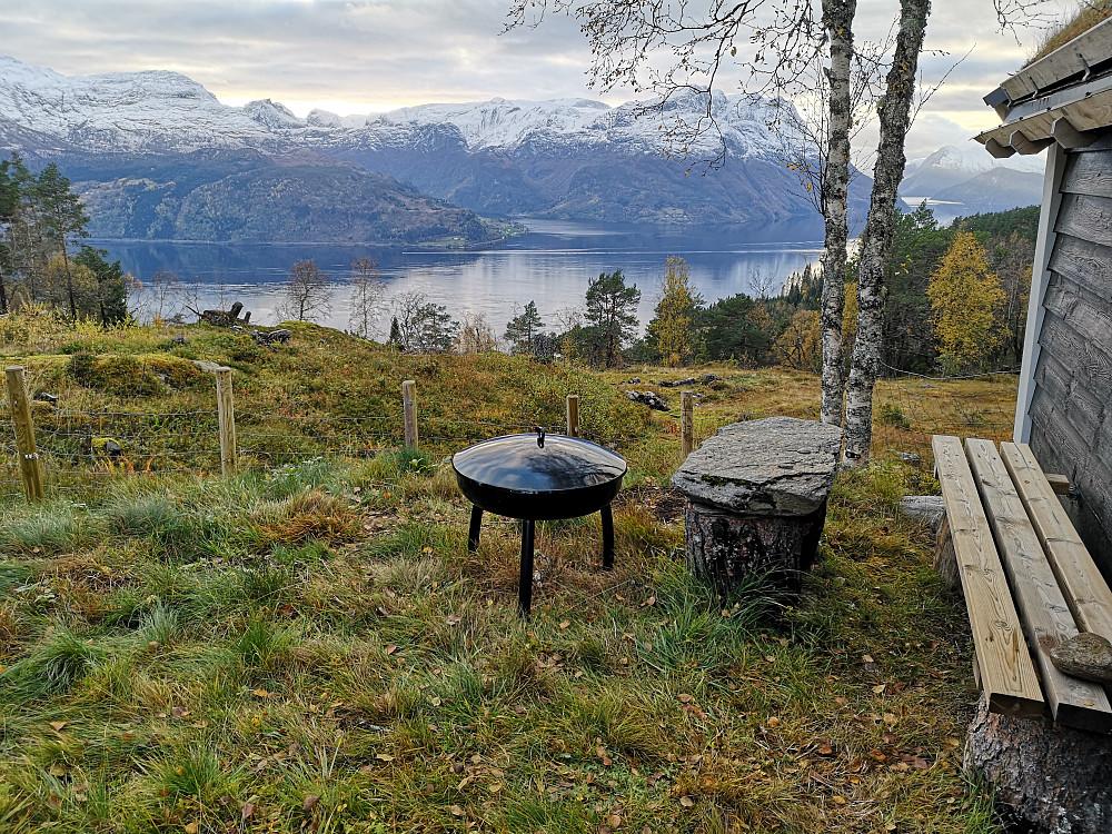 Kosestund sammen med Ove ved bålpanne ved selet etterpå 