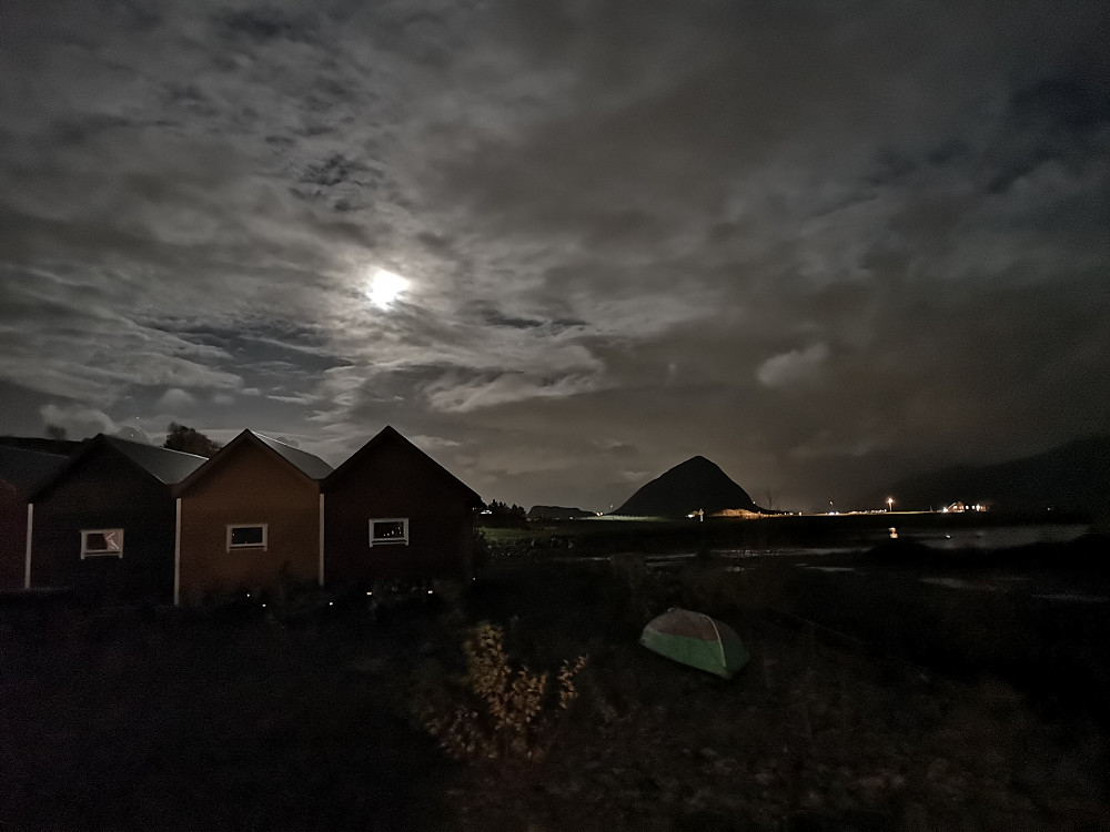 måneskinn kvelden i forveien ved småbåthavna på Godøya