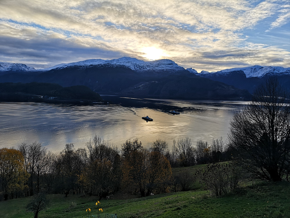 Ettermiddagssola over Lotsberg 
