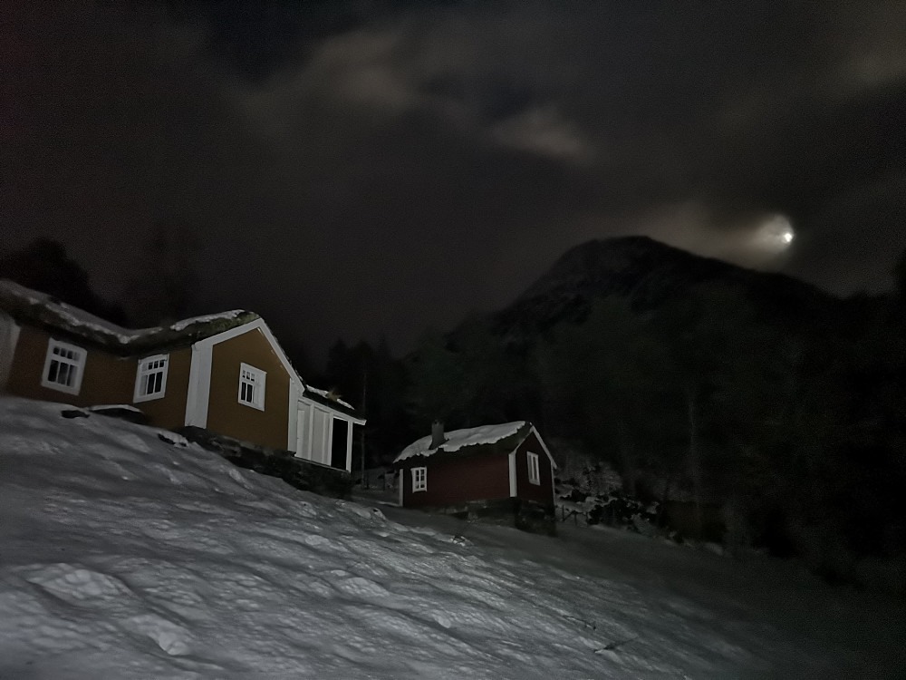 Halvmåne gløtt er frem fra Lotsbergnibba 