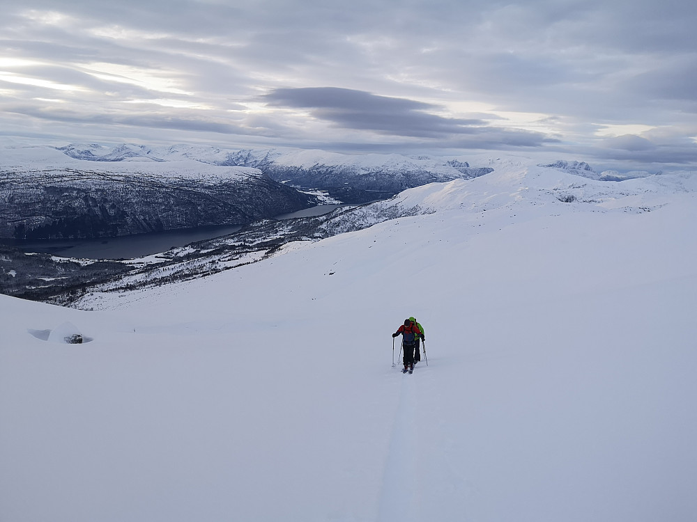 Gutta henger på