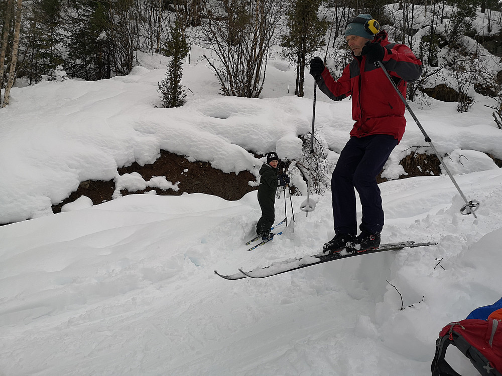 Ove, med headset på, prøver seg på skihoppet