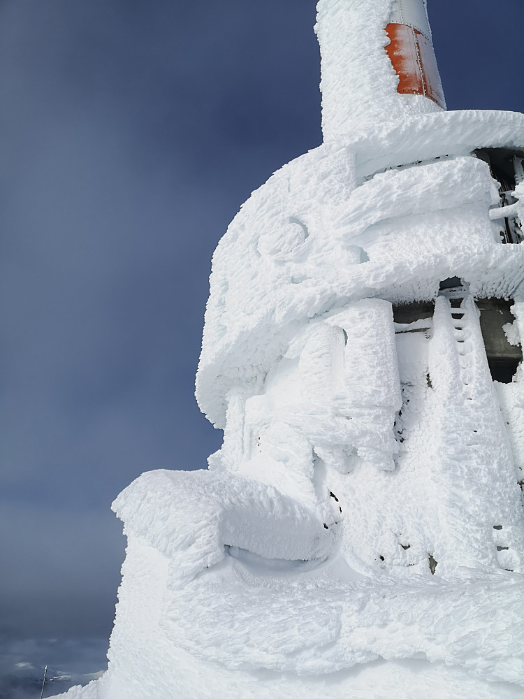 Mye is og snø på sendaren