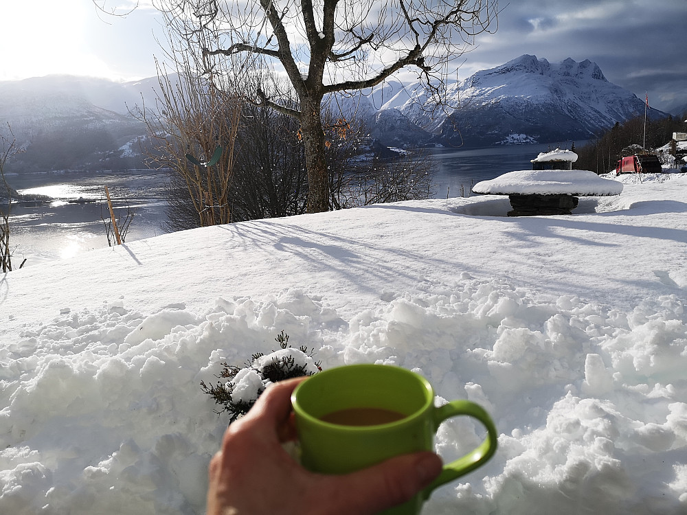 Deilig å kunne nyte kaffe og lunsj i varmen av sola hjemme i hagen