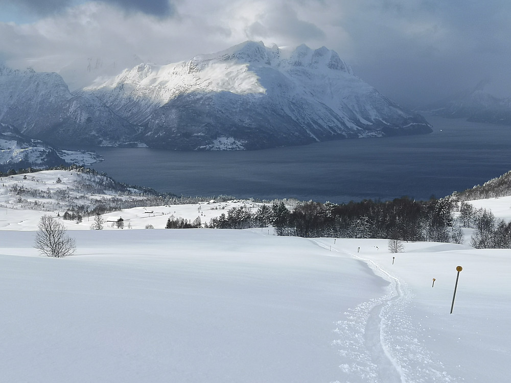 Merkestikkene opp mot Sagetindane ligger godt nedi snøen mange plasser