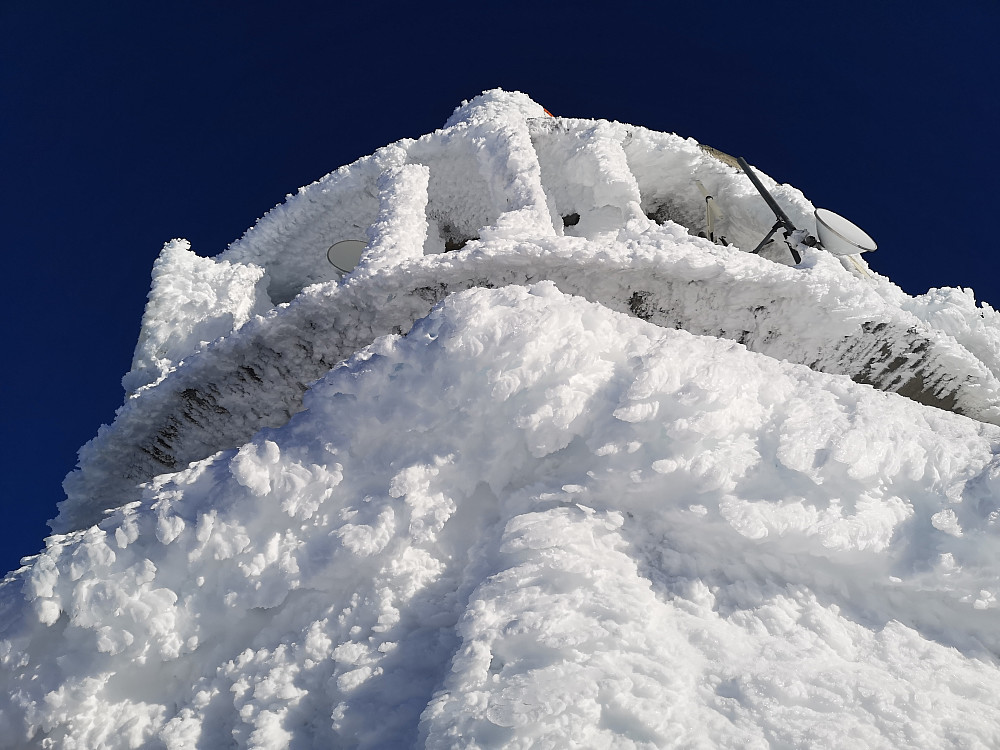 Mye snø og is på sendaren