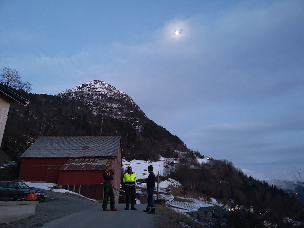 Flott ettermiddag og kveld å jobbe litt ute under halvmånen