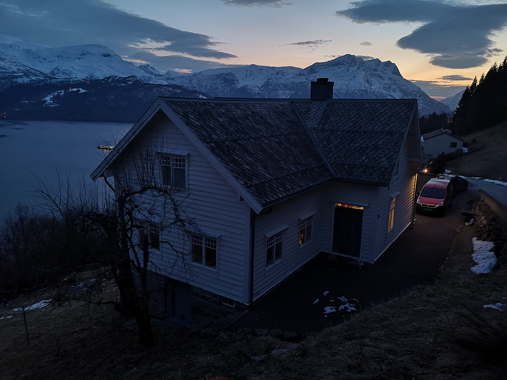 Flott ettermiddag og kveld å jobbe litt ute under halvmånen