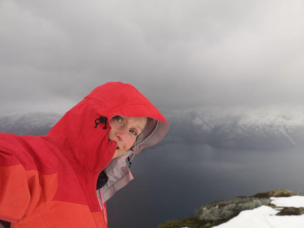 Bare å gjemme seg inni hetta i le for  regn og vind